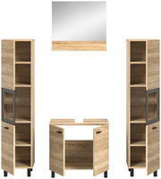 Badkombination aus Holz mit zwei hohen Schränken, einem Waschbeckenunterschrank und einem Spiegel, frontal betrachtet.