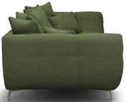 Grünes Polstersofa mit strukturbezogenem Stoff, vielen Rückenkissen und schmalen Metallfüßen, seitliche Ansicht von links