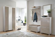 Modernes Garderoben-Set in einem hellen Raum, bestehend aus einem hohen Schrank, einer Sitzbank mit Stauraum, einer Wandgarderobe mit Haken und Ablage sowie einem Spiegel. Perspektive von vorne.