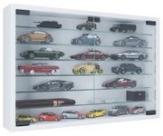 Weiße Vitrine mit Glasfront und mehreren Glasböden, gefüllt mit Modellautos und Sammlerstücken; schräger Blick von vorne rechts.