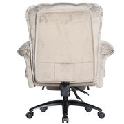 Rückansicht eines beigen Chefsessels mit gepolstertem Rücken und Armlehnen, auf einem schwarzen Drehkreuz mit Rollen.