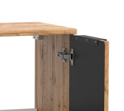 Detailansicht eines Waschbeckenunterschranks mit Holzoptik und schwarzer Tür, Scharnier sichtbar