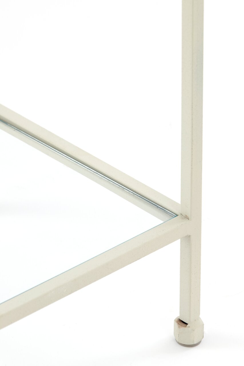 Close-up van een wit metalen frame van een staande kast met glazen planken, in perspectief gezien vanaf rechtsonder.