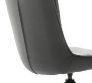 Rückansicht eines grauen Stuhls mit gepolsterter Rückenlehne und Sitzfläche, Detailaufnahme