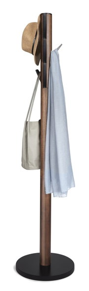 Seitliche Ansicht eines Garderobenständers mit einem Hut, einer Tasche und einem Schal.