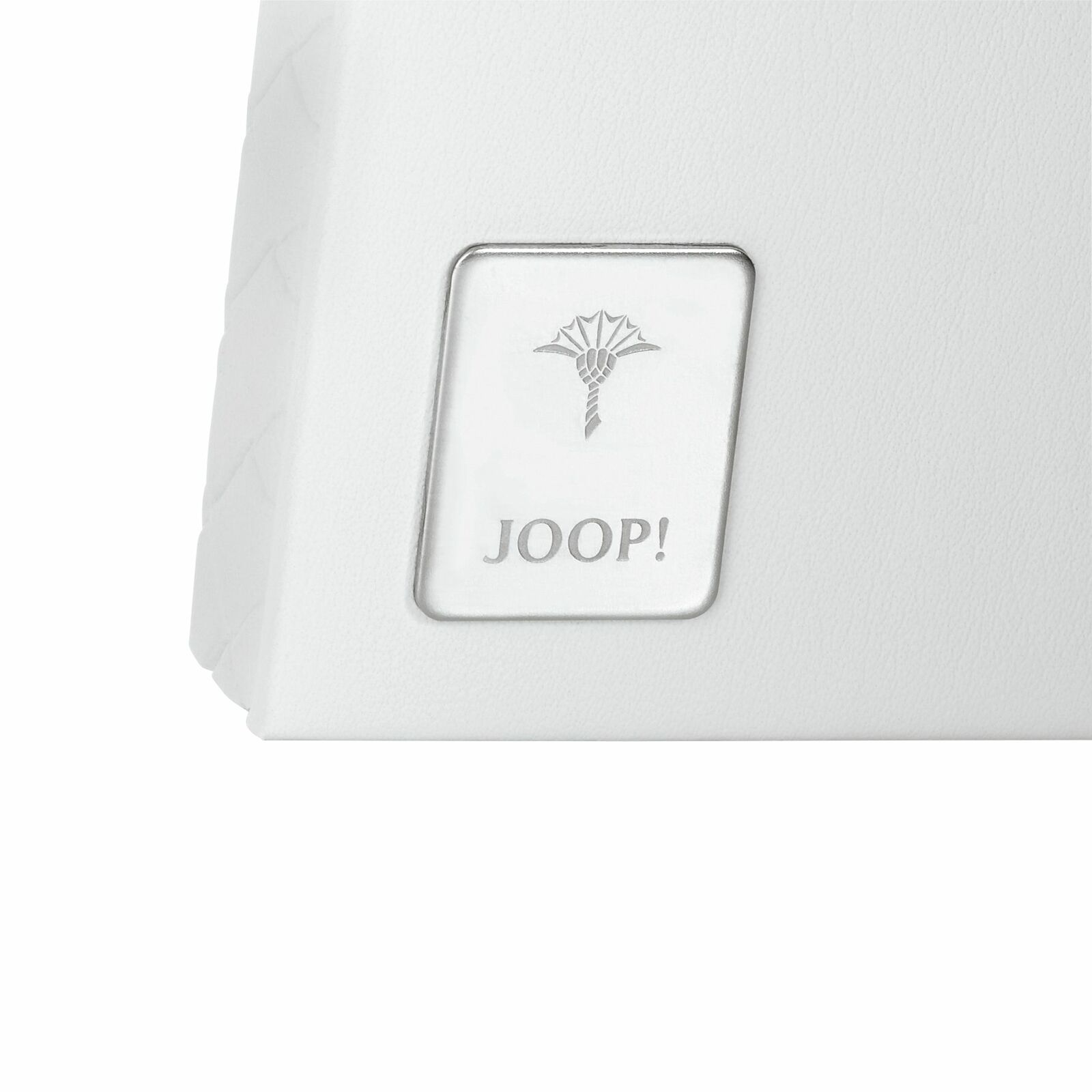 Nahaufnahme eines weißen Bilderrahmens mit einem silbernen Emblem und dem Schriftzug 'JOOP!'