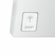 Nahaufnahme eines weißen Bilderrahmens mit einem silbernen Emblem und dem Schriftzug 'JOOP!'