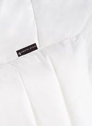 Nahaufnahme eines weißen Centa-Star Kopfkissens mit sichtbarem Etikett, das die Marke zeigt.