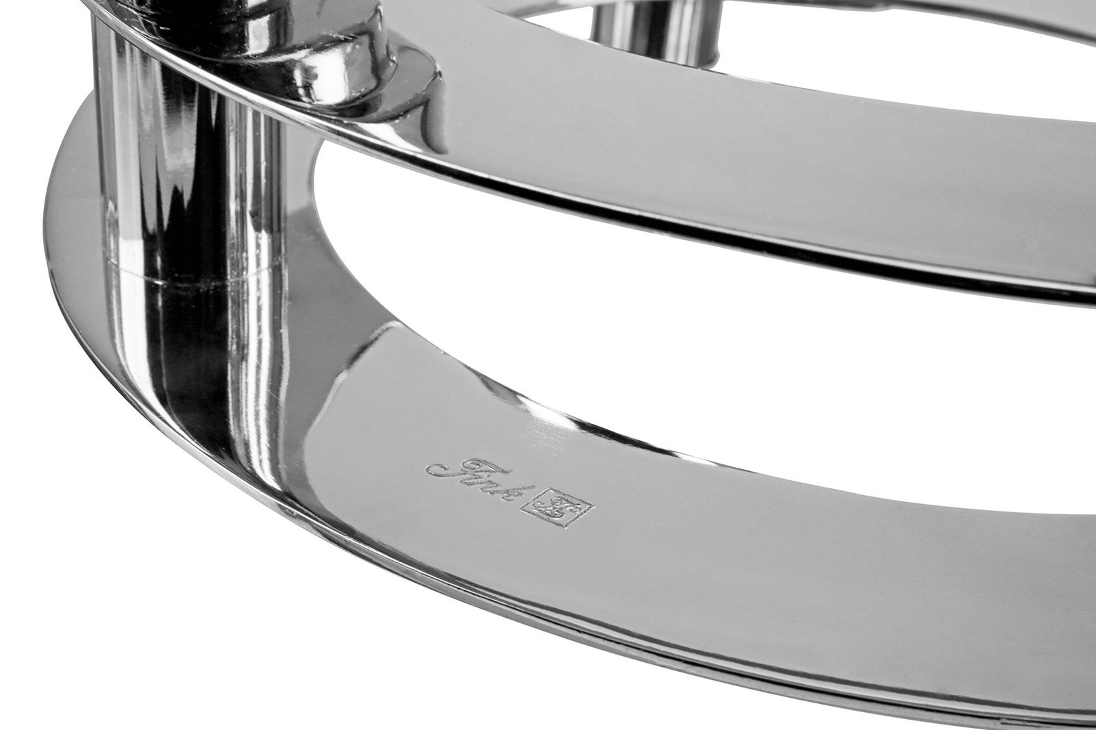 Nahaufnahme eines glänzenden, verchromten Teils eines 4-flammigen Leuchters mit eingraviertem Logo, seitliche Perspektive.