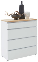 Weiße Schubkastenkommode mit vier Schubladen, Holzoberfläche und dekorativen Objekten darauf, seitliche Perspektive