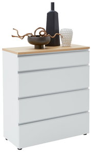 Weiße Schubkastenkommode mit vier Schubladen, Holzoberfläche und dekorativen Objekten darauf, seitliche Perspektive