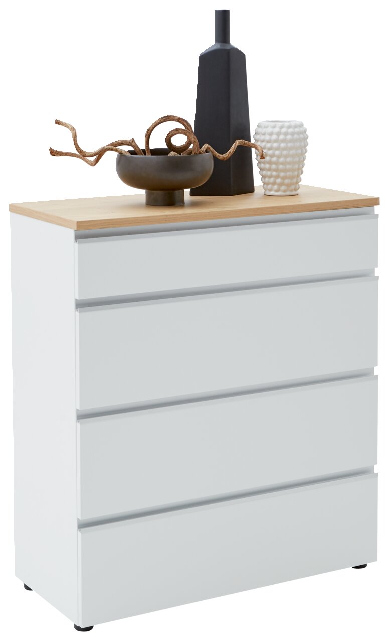 Weiße Schubkastenkommode mit vier Schubladen, Holzoberfläche und dekorativen Objekten darauf, seitliche Perspektive