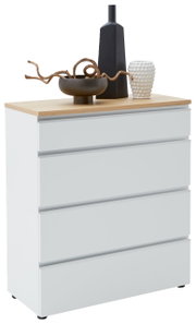 Weiße Schubkastenkommode mit vier Schubladen, Holzoberfläche und dekorativen Objekten darauf, seitliche Perspektive