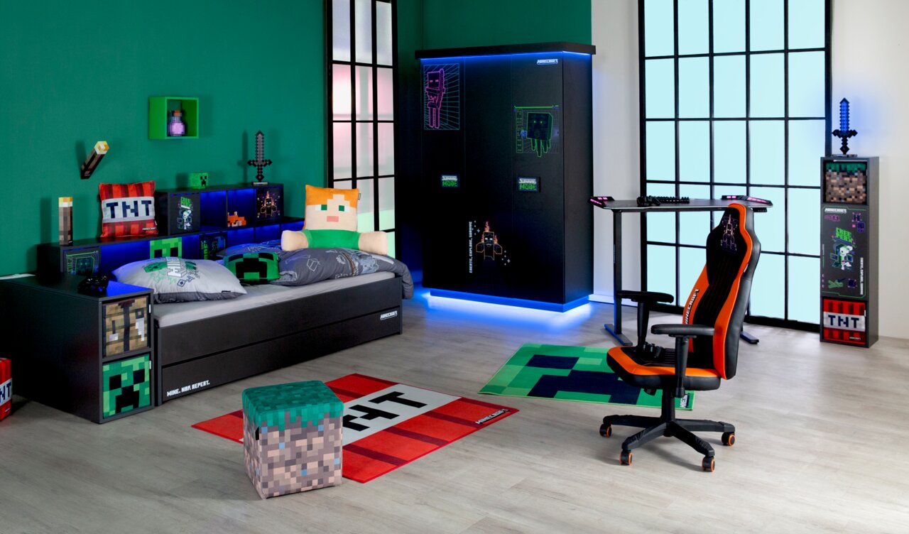 Kinderzimmer mit Minecraft-Thema, inklusive Sitzbank mit Regalfächern, dekoriert mit Minecraft-Kissen und -Accessoires, aus der Perspektive von vorne.
