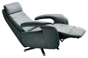 Seitliche Ansicht eines grauen Relaxsessels mit ausgeklappter Fußstütze und verstellbarer Rückenlehne.
