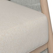 Nahaufnahme eines Loungegarnitur-Sitzkissens mit beigem Stoffbezug und Holzrahmen, seitliche Perspektive.