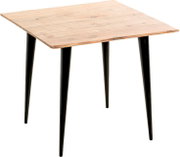Quadratischer Esstisch mit heller Holzplatte und schwarzen, konisch zulaufenden Beinen, freigestellt vor weißem Hintergrund, Ansicht schräg von oben/vorne