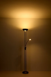 Stehlampe mit Deckenfluter und Leselicht, seitliche Perspektive
