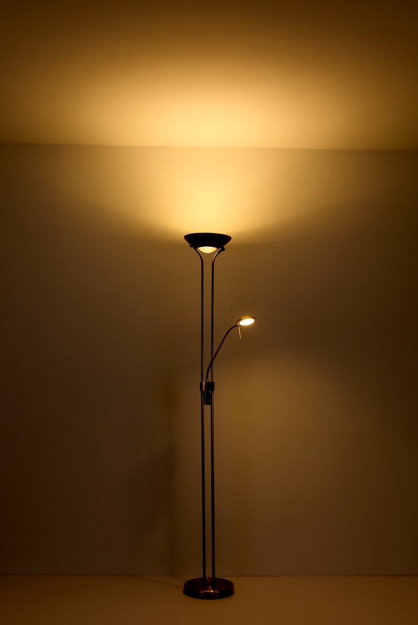 Stehlampe mit Deckenfluter und Leselicht, seitliche Perspektive