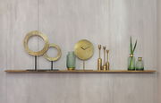 Dekoratives Arrangement mit goldenen Ringen, Uhr und Vasen auf einem Regal, seitliche Perspektive