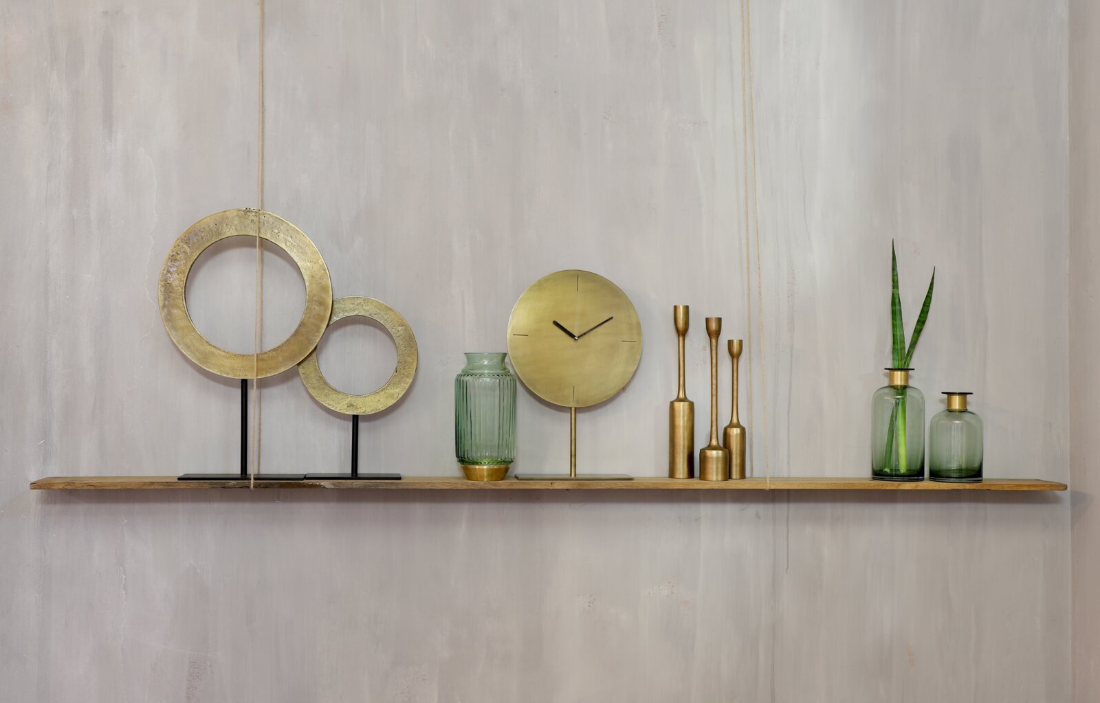 Light&Living Ornament WAIWO Dekoratives Arrangement mit goldenen Ringen, Uhr und Vasen auf einem Regal, seitliche Perspektive