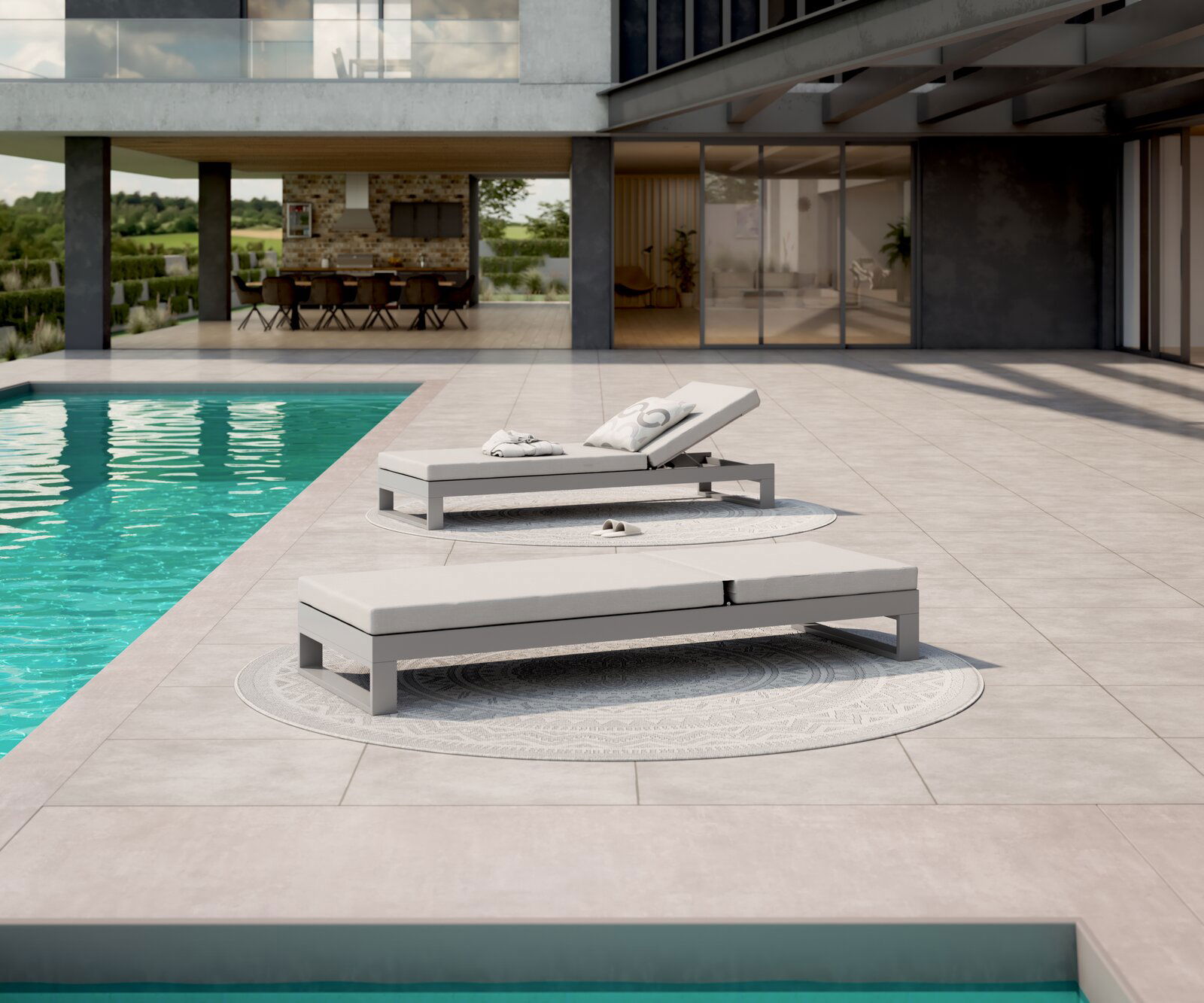 Amatio Sonnenliege WILLIS Zwei moderne Sonnenliegen am Pool auf einer Terrasse mit Blick auf ein stilvolles Gebäude im Hintergrund.