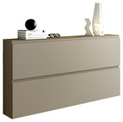 Moderner XL-Hängeschuhschrank in Beige mit zwei Schubladen, dekoriert mit Büchern, einer Vase und einer Skulptur, seitliche Perspektive