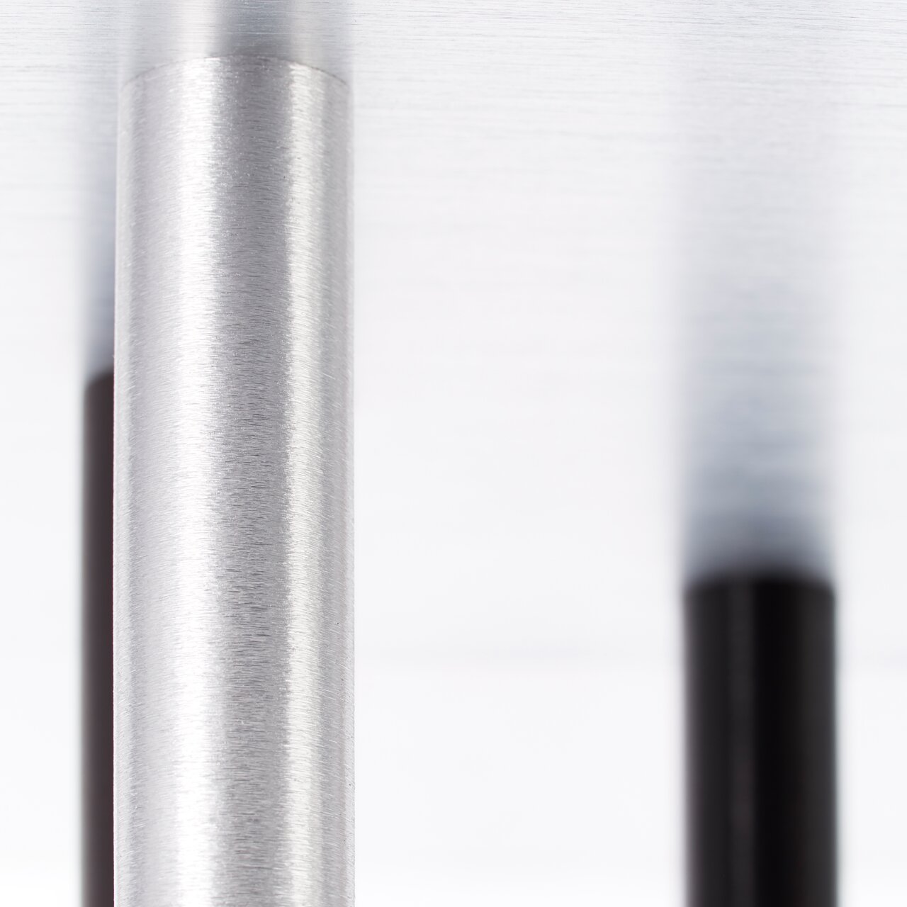 Nahaufnahme eines Teils der Cembalo LED 12x4W DE 12 eckig Leuchte, mit Fokus auf einem silbernen zylindrischen Element.