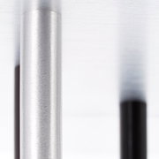 Nahaufnahme eines Teils der Cembalo LED 12x4W DE 12 eckig Leuchte, mit Fokus auf einem silbernen zylindrischen Element.