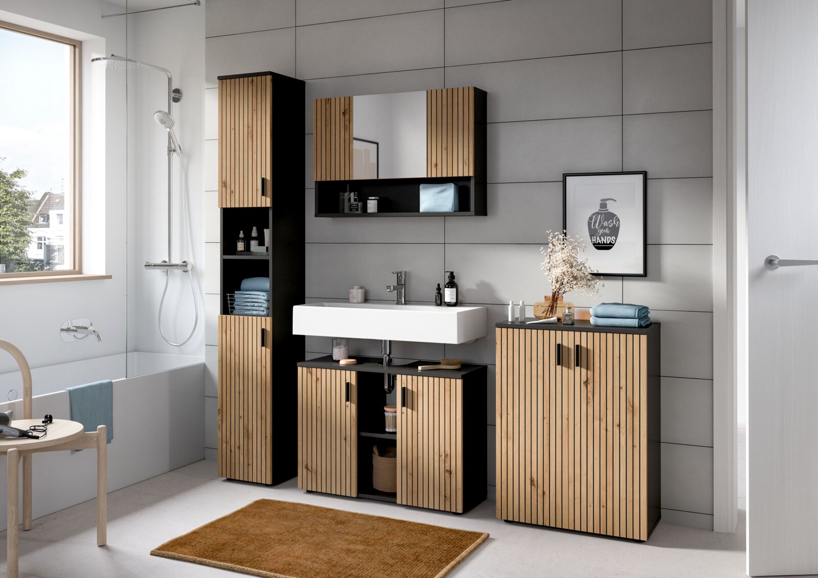 MID.YOU Spiegelschrank MONE Modernes Badezimmermöbel-Set mit Waschtischunterschrank, Spiegel-Wandschrank und Hochschrank in Holzoptik mit vertikalen Lamellen und schwarzem Korpus, vor grauer Fliesenwand; Perspektive: frontale leicht seitliche Ansicht.