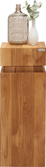 Beistelltisch aus Holz der Serie MAYA von Linea Natura, frontal fotografiert, mit dekorativer Vase und Glasflasche darauf.