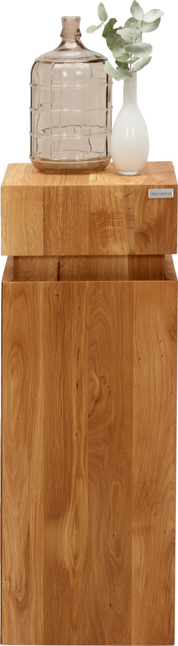 Houten bijzettafel uit de MAYA-serie van Linea Natura, gefotografeerd van voren, met daarop een decoratieve vaas en een glazen fles.