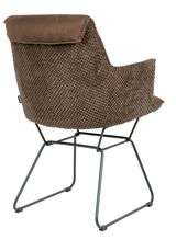 Rückansicht eines braunen Armlehnstuhls mit gepolsterter Rückenlehne und Metallgestell.