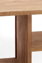 Close-up van een houten staande kast van licht hout, gezien vanaf de zijkant.