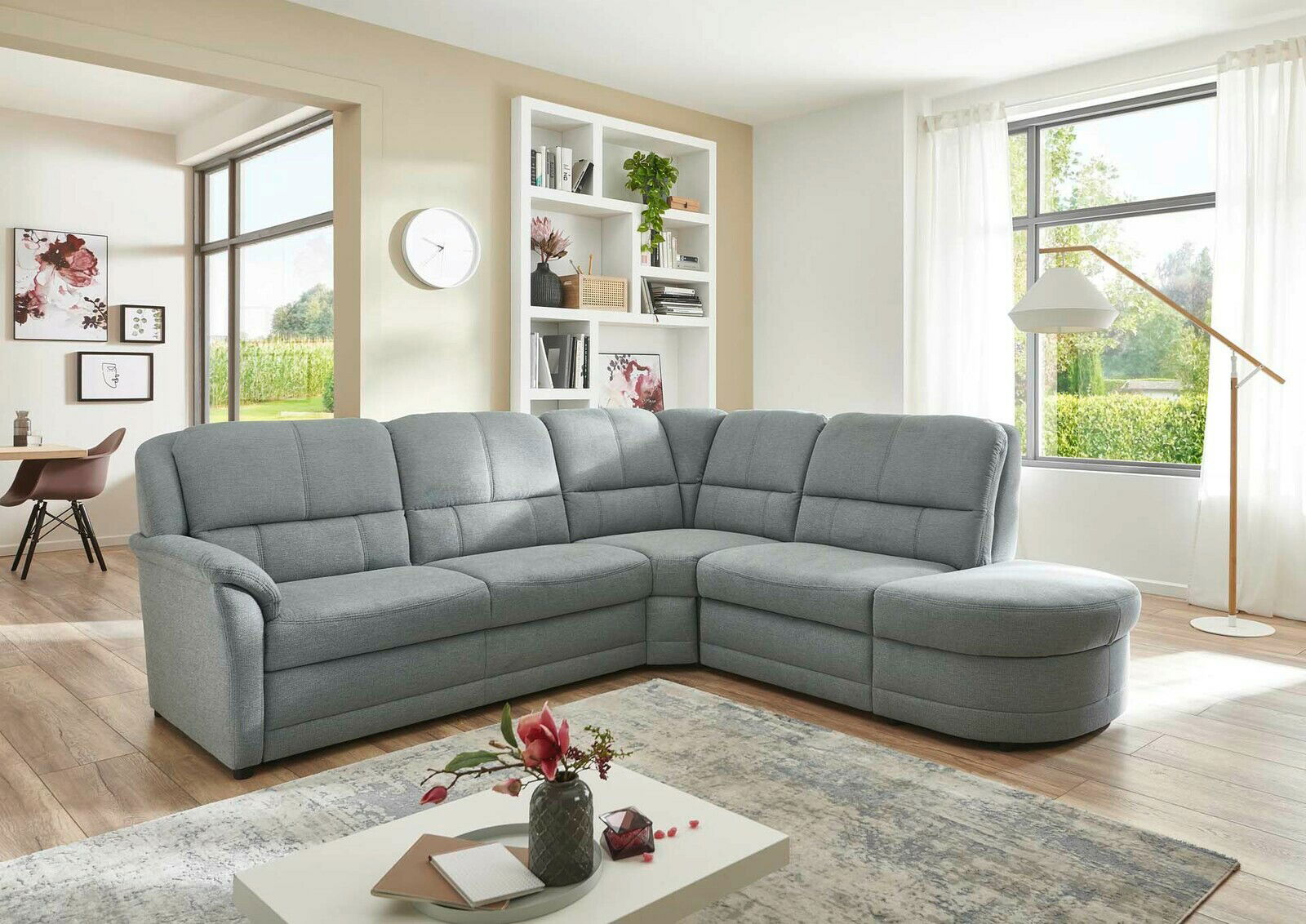 Beldomo Comfort Ecksofa MATARO Graue Polsterrundecke in einem modernen Wohnzimmer, seitliche Perspektive