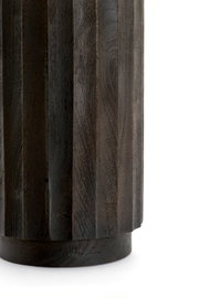 Detailaufnahme eines zylindrischen Objekts aus dunkel gebeiztem Holz mit vertikalen Lamellen und sichtbarer Maserung, seitliche Nahansicht