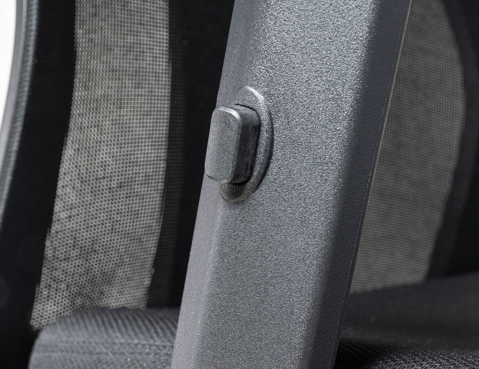 Nahaufnahme eines Drehstuhls mit Netzrückenlehne und einem Einstellknopf an der Seite.