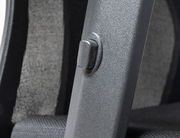 Nahaufnahme eines Drehstuhls mit Netzrückenlehne und einem Einstellknopf an der Seite.