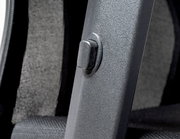 Nahaufnahme eines Drehstuhls mit Netzrückenlehne und einem Einstellknopf an der Seite.