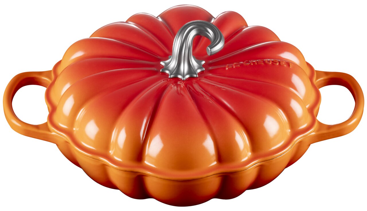 Gourmet-Profitopf in Kürbisform, 28 cm, aus der Vogelperspektive fotografiert, mit orangefarbenem Deckel und silbernem Griff.