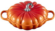 Gourmet-Profitopf in Kürbisform, 28 cm, aus der Vogelperspektive fotografiert, mit orangefarbenem Deckel und silbernem Griff.