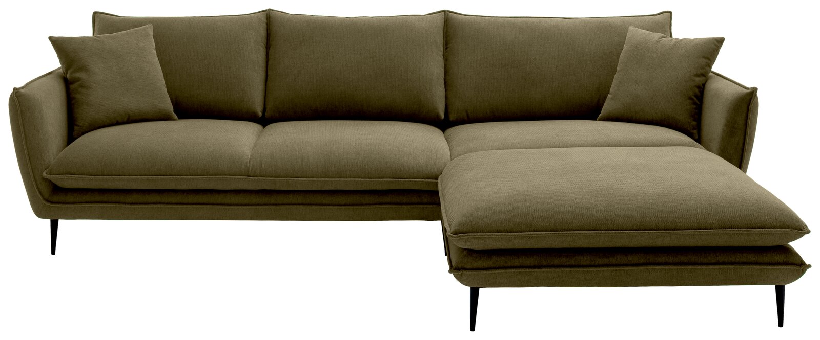 Olivgrünes Stoff-Ecksofa mit rechter Ottomane/Chaiselongue, drei Sitzkissen, zwei Rückenkissen und schwarzen Metallfüßen, freigestellt in Frontansicht.