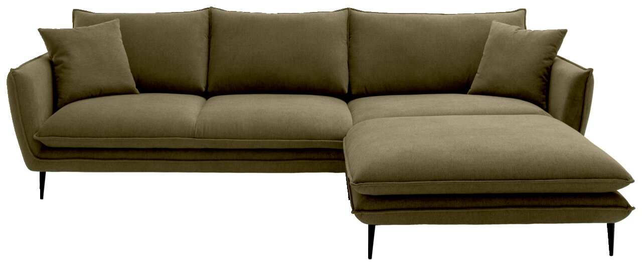 Olijfgroene stoffen hoekbank met ottomane/chaise longue aan de rechterkant, drie zitkussens, twee rugkussens en zwarte metalen poten, vrijstaand in vooraanzicht.
