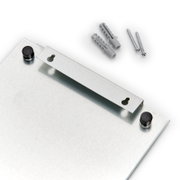 Nahaufnahme eines Memoboards mit Haken, Schrauben und Dübeln, von oben betrachtet.