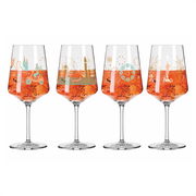 Vier Weingläser mit sommerlichen Motiven und orangefarbenem Getränk, frontal fotografiert.