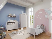 Kinderzimmer mit Kleiderschrank, Kommode und Bett in hellem Holz, pastellfarbene Wanddekorationen und Spielzeug, seitliche Perspektive