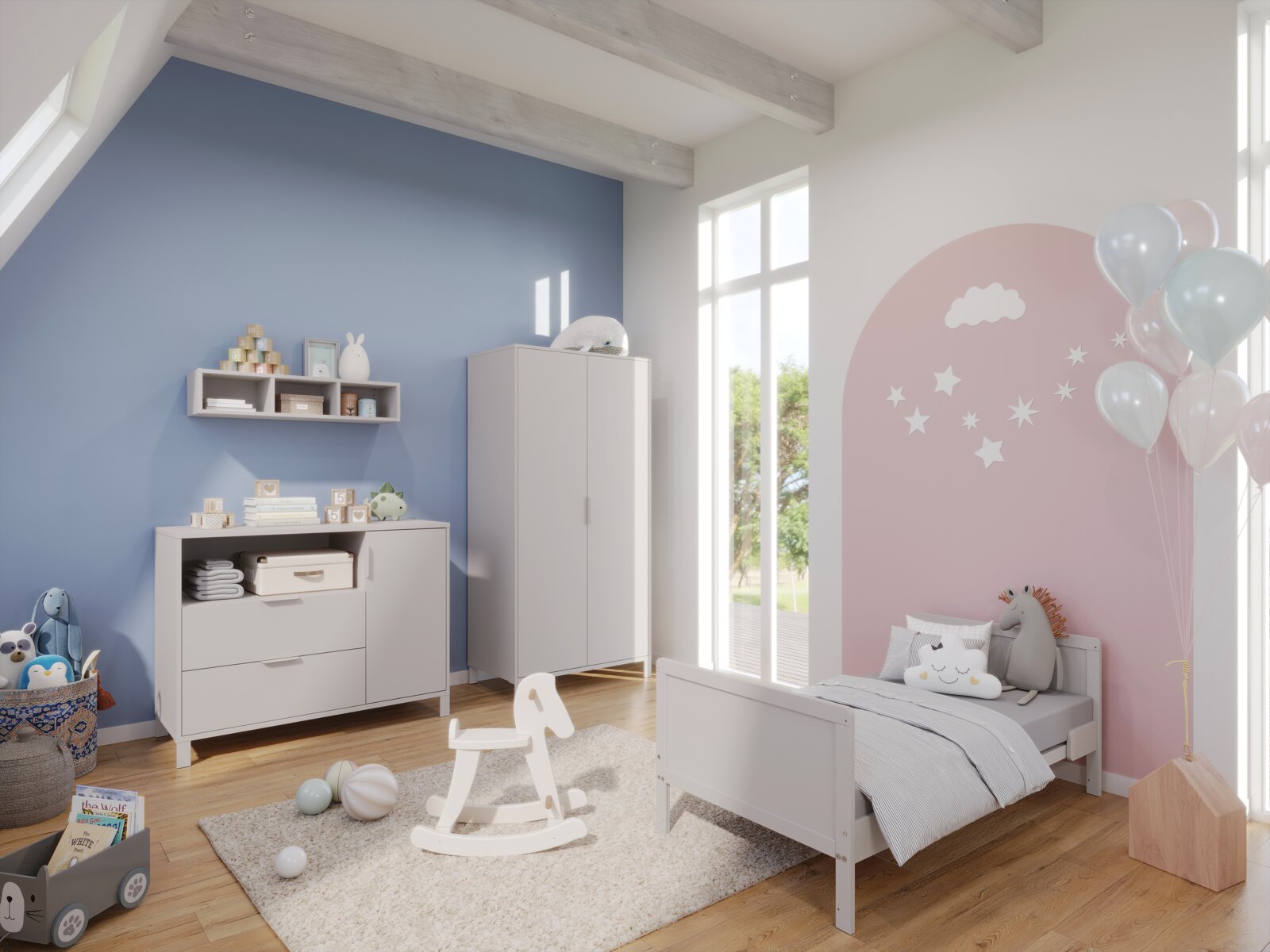 Kinderzimmer mit Kleiderschrank, Kommode und Bett in hellem Holz, pastellfarbene Wanddekorationen und Spielzeug, seitliche Perspektive
