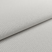 Nahaufnahme eines hellgrauen, gerippten Stoffes, der für eine Eckgarnitur verwendet wird.