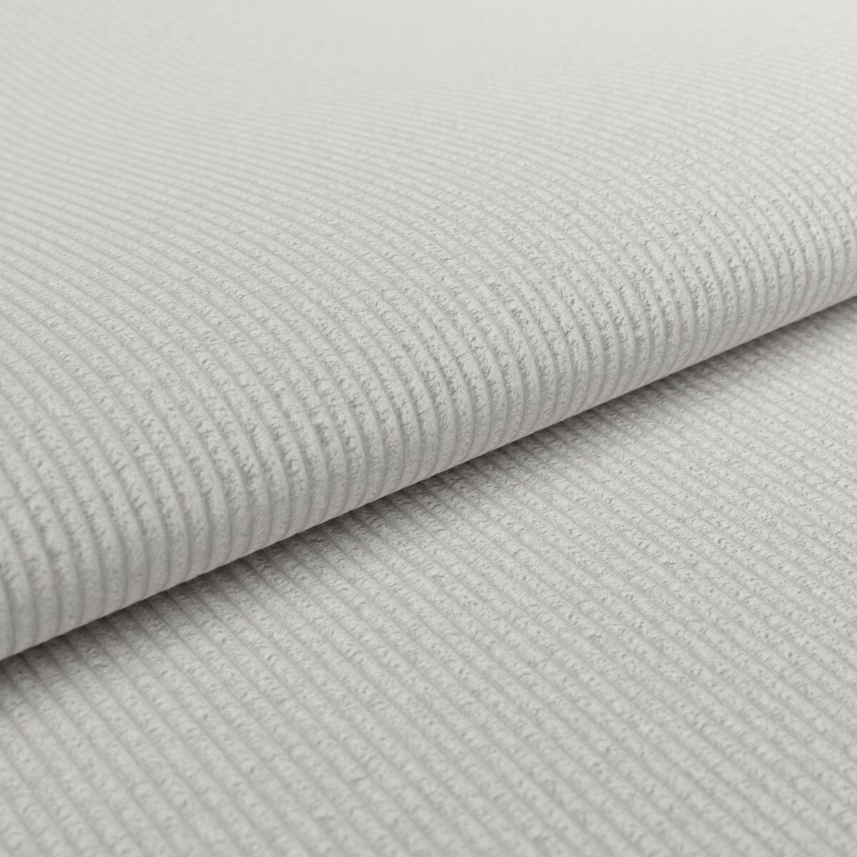 Nahaufnahme eines hellgrauen, gerippten Stoffes, der für eine Eckgarnitur verwendet wird.