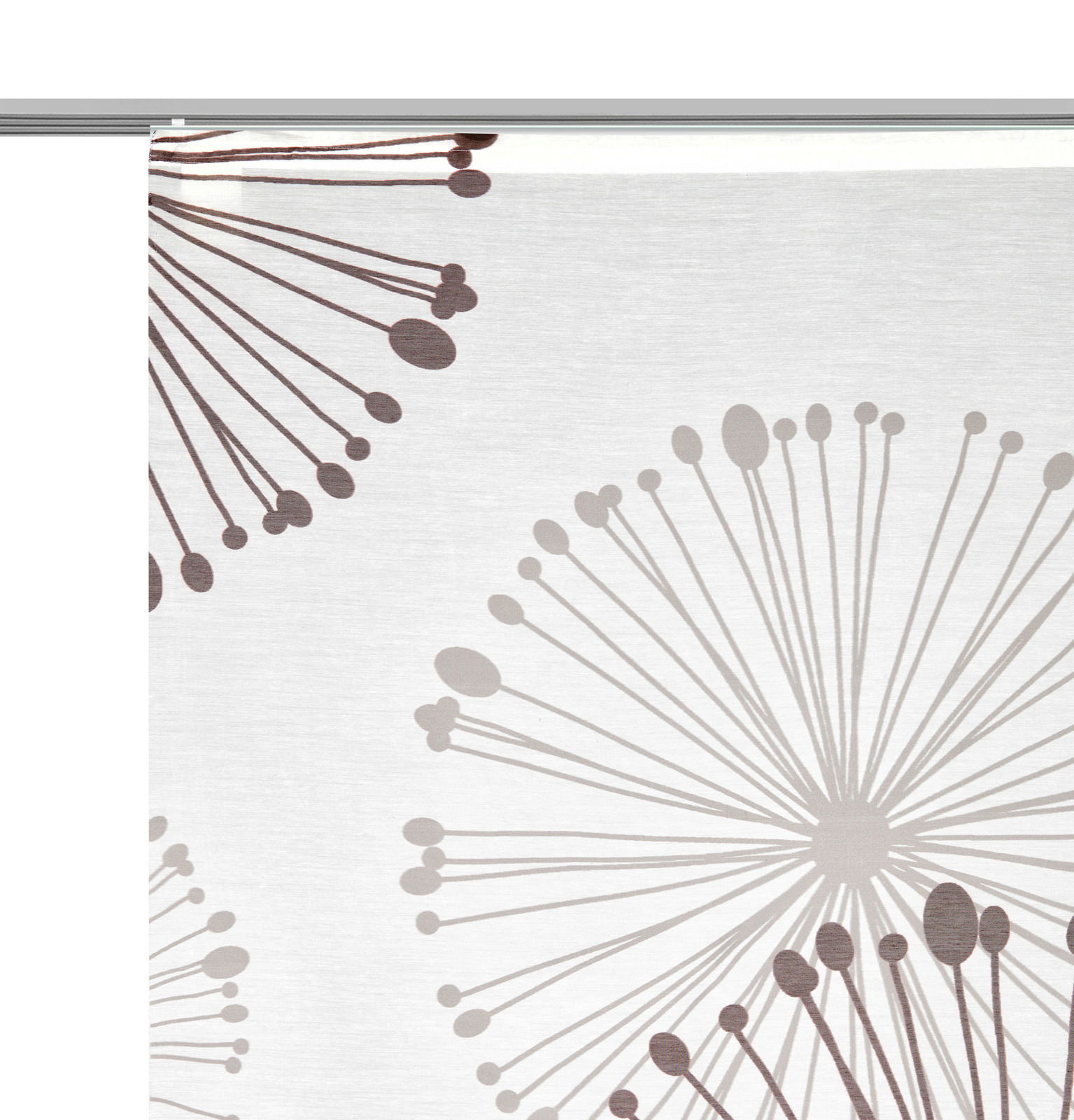 Nahaufnahme eines Fertigvorhangs mit stilisiertem Pusteblumenmuster in Braun- und Grautönen auf weißem Hintergrund, von vorne betrachtet.